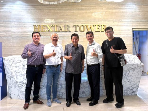 本系沈湯龍主任（右二）於Hextar集團總部Hextar Tower與王順和學長（中）合影。