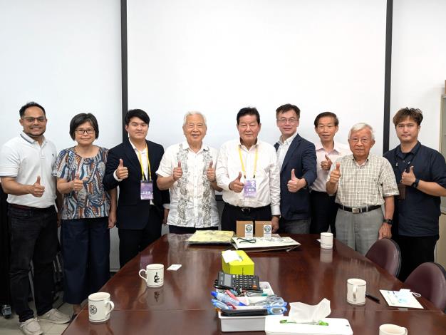王順和學長與本系老師相見歡。合照由左至右分別為：歐海仁老師、陳昭瑩老師、王家慶先生（王順和之親屬）、吳文希老師、王順和系友、沈湯龍系主任、孫岩章老師、賴炳琳系友（R60/B55級）、張立老師