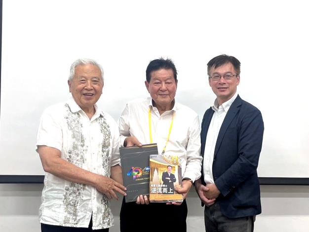 王順和學長（中）與本系主任沈湯龍教授（右）及吳文希教授（左）合影。