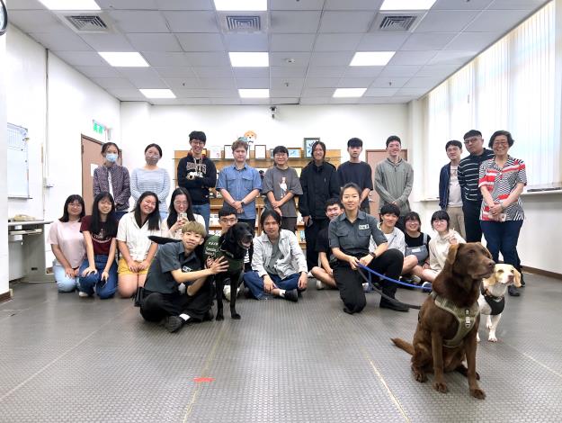 參訪師生與檢疫犬隊合影