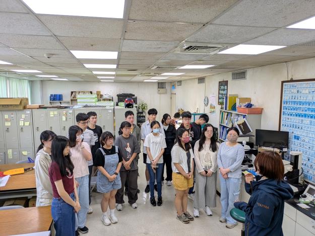 分署同仁講解病蟲害檢疫作業流程