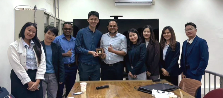 Associate Prof. Hiran A. Ariyawansa and Hao-Xun Chang pose for a photo with the delegation from Chiang Mai University