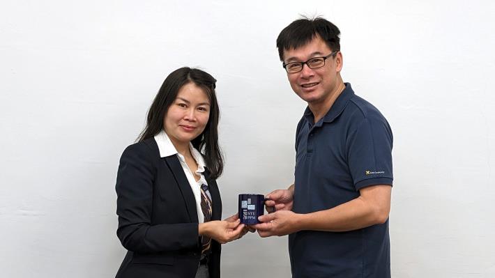 Dept. Head Prof. Tang-Long Shen poses for a photo with Dr. Ratchadawan Cheewangkoon