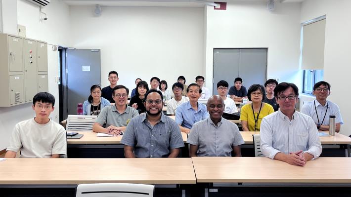 Prof. Fernando took a photo with our dept's faculty and attending students.