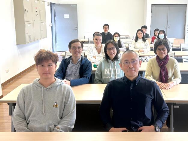 Prof. Mori took a photo with the attending faculty and students.