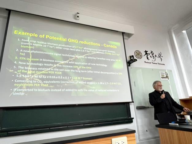 Prof. Smith delivering his lecture.