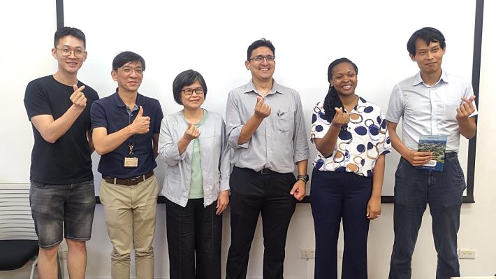 Group photo of Dr. Medeiros, experts from the World Vegetable Center, and faculty members of NTU PPM
