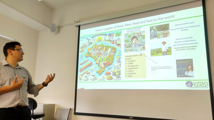 Dr. Medeiros sharing his experiences during the lecture.